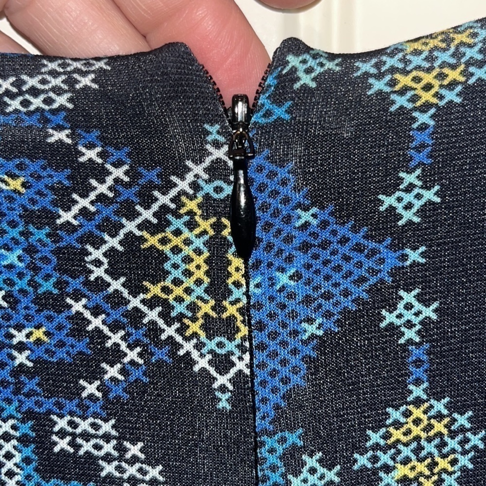 FLATTERING slimming 3/4 sleeve dress Karen Kane size L cross-stitch print - Picture 8 of 13